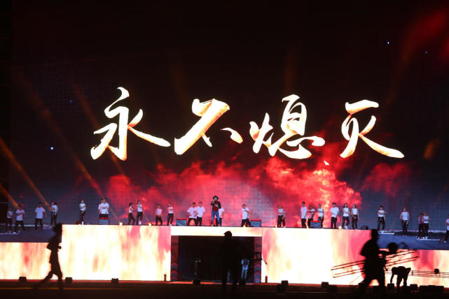 关喆献唱《足球火》决赛主题曲 动感节拍点燃