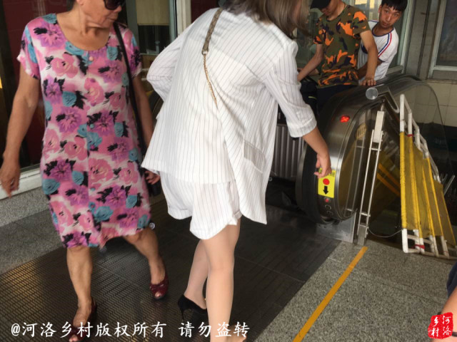美女穿高跟鞋乘电梯 结果悲剧了_移动腾讯网