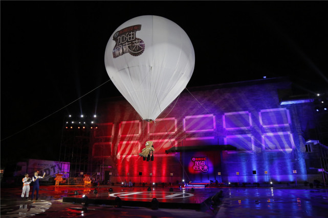 《加油!向未来》第二季回归 赛歼-10全网刷屏