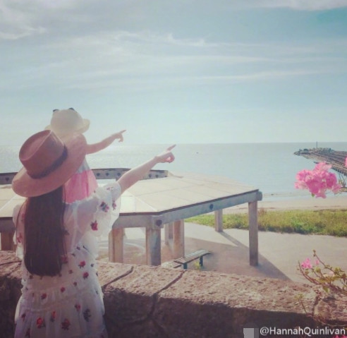 昆凌晒与小周周合影 面朝大海画面唯美