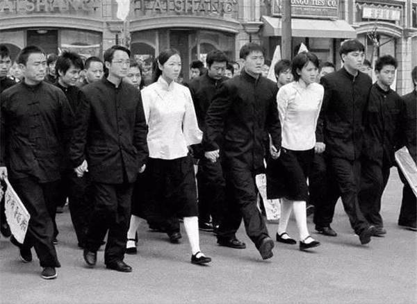 民国校服,曾是那样的素雅又亮丽,所以在如今运动校服当道之际,愈加怀