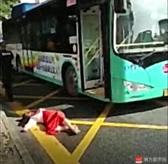 深圳情侣争吵 男方腹部被划伤女方被撞倒