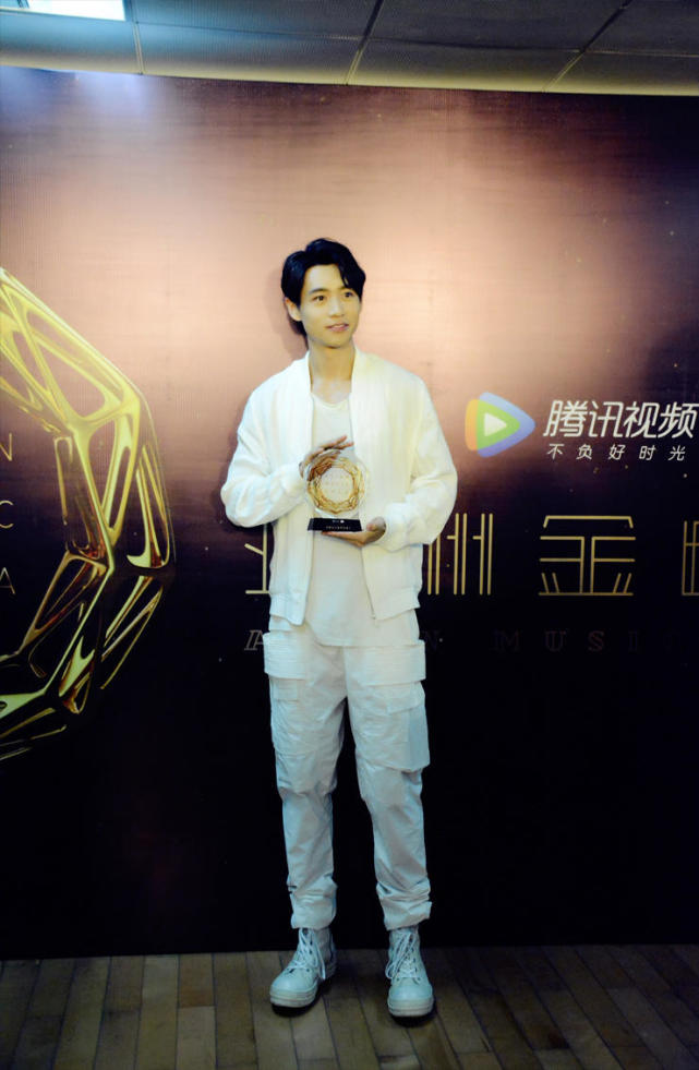 魏晨荣膺最受欢迎男歌手 爆料巡演12月将来