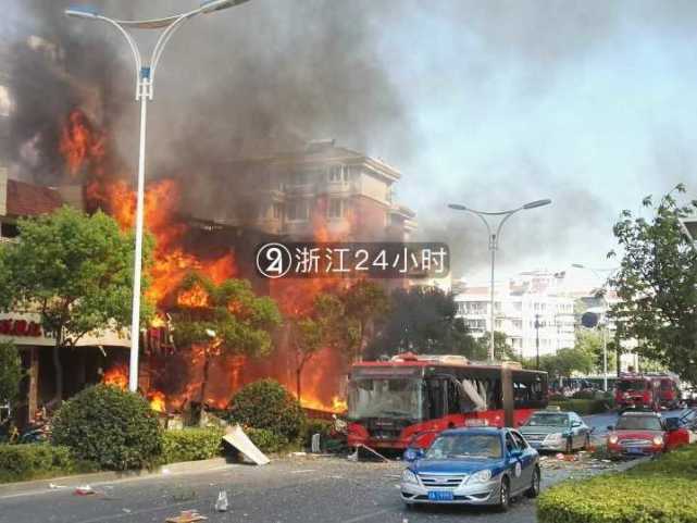 杭州一餐館爆炸：多輛車玻璃全部震碎 已致2死55傷