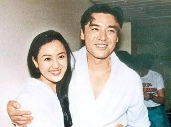 发胖后的章小蕙虽然身材没了，可妆后还是很有魅力