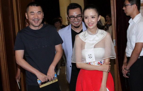 佟丽娅参加商演,陈建斌风头被抢像个小跟班太