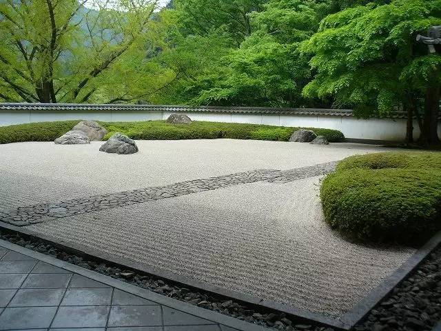 还拥有景致优美的枯山水庭园, 曾被美国一本关于日本庭院的专门杂志
