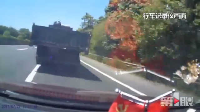 女司机径直撞向大货车 笑称：我都不知道咋回事