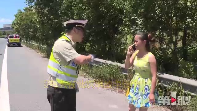 女司机径直撞向大货车 笑称：我都不知道咋回事