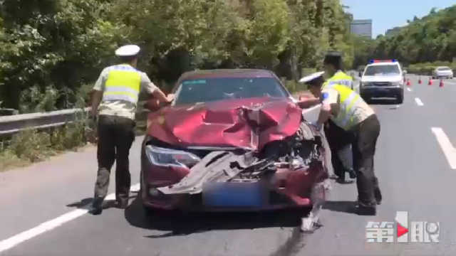 女司机径直撞向大货车 笑称：我都不知道咋回事