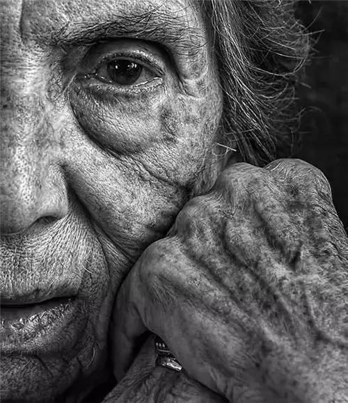 他为93岁老母亲拍的一组黑白艺术照