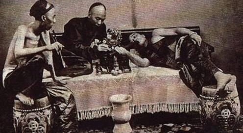 晚清吸食鸦片真实写照,清朝人吸食鸦片为什么躺着?