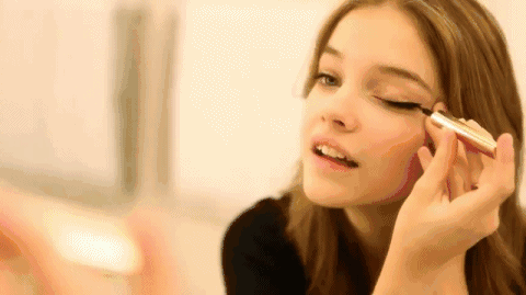 画一个人脸眼斜嘴歪猜一成语_一个人一只鸟成语猜图