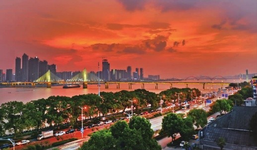 长沙城区雨后出现火烧云景观