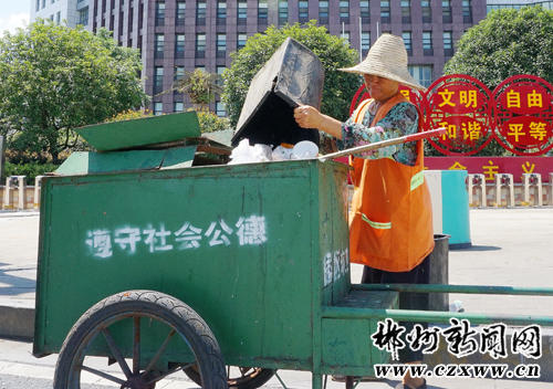 郴州高温众生相 园林工人为树木花草洒水降温