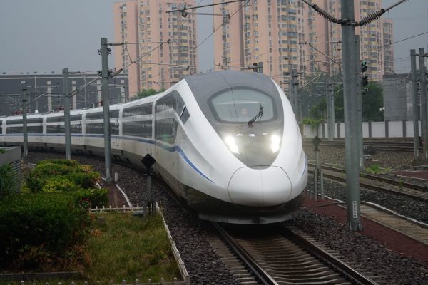 印媒惊叹中国高铁发展:现代气息的火车头让人心跳加速