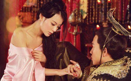 皇上解开妃子内衣视频_古代皇上侍寝妃子图片(2)