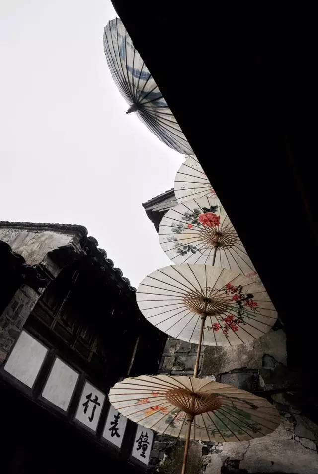 江南的春夏多雨,秋冬多雾,都是打伞的好季节,那伞花花绿绿,为沉闷的