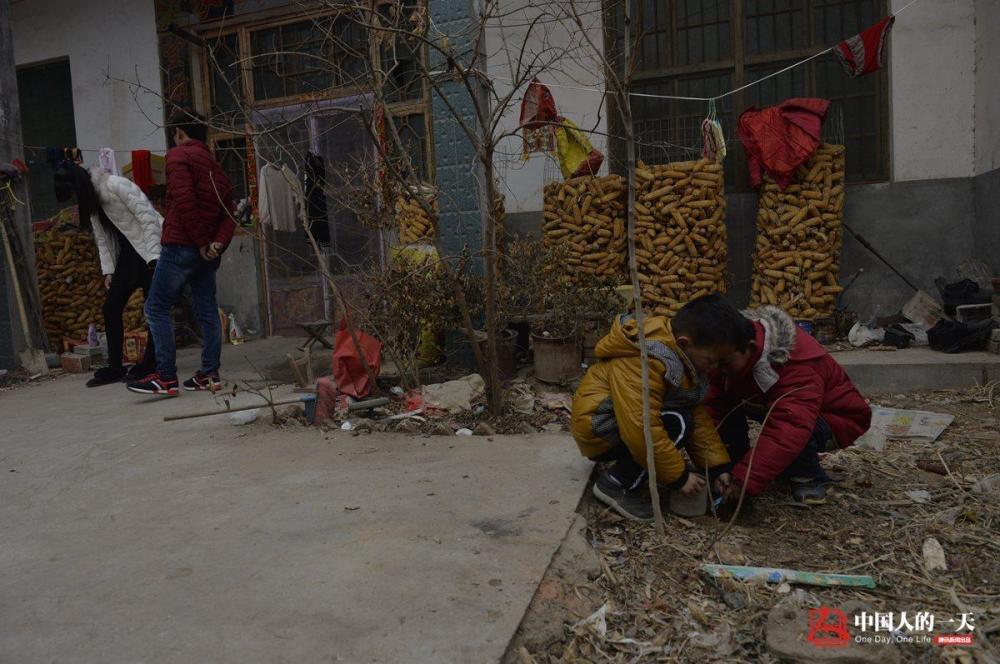 农村剩男剩女婚姻现状:乡村媒人领数名男孩排