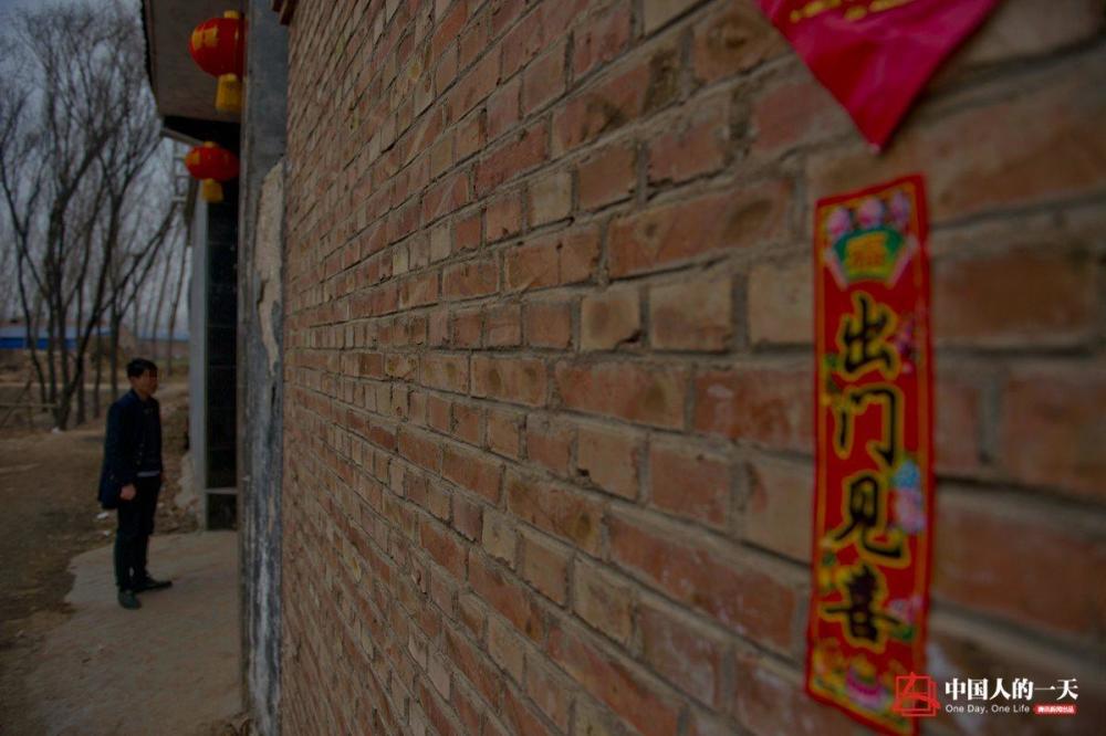 农村剩男剩女婚姻现状:乡村媒人领数名男孩排