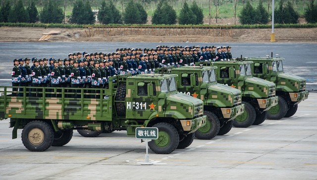 解放军大批第三代新型军用卡车上高原 外形与