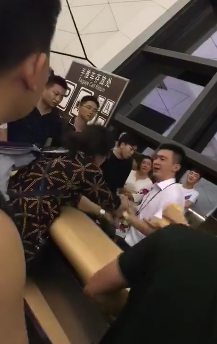 沈阳一航班取消 工作人员遭大妈掌掴仍保持微笑（组图） - 2