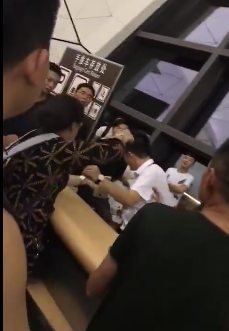 沈阳一航班取消 工作人员遭大妈掌掴仍保持微笑（组图） - 1