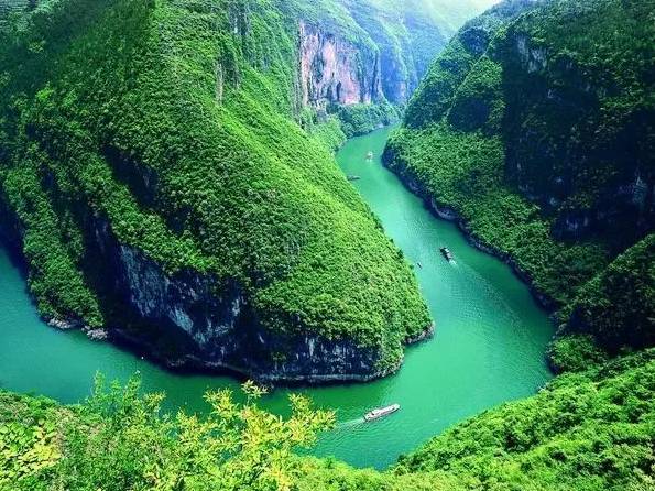 长江三峡—瞿塘峡黄色的长江水自西向东流经重庆与其支流绿色的嘉陵