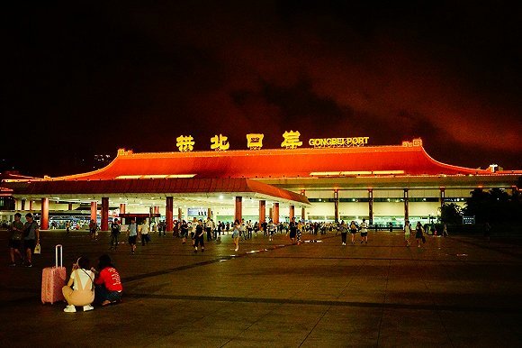 港珠澳大桥背后的故事