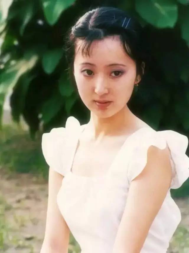 后来陈晓旭选择离开了演艺圈,从此人间少了一位美丽优秀的女演员.