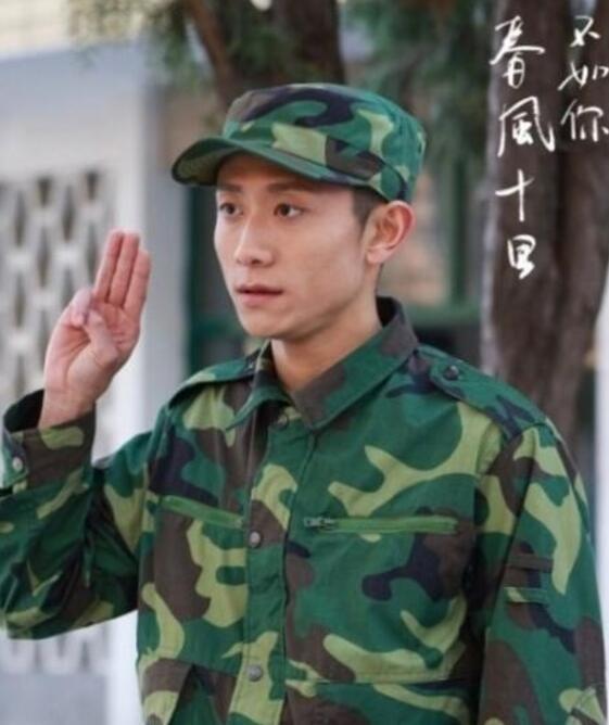 李思思曬手指“打結”照 要給這逆天的柔韌度跪了
