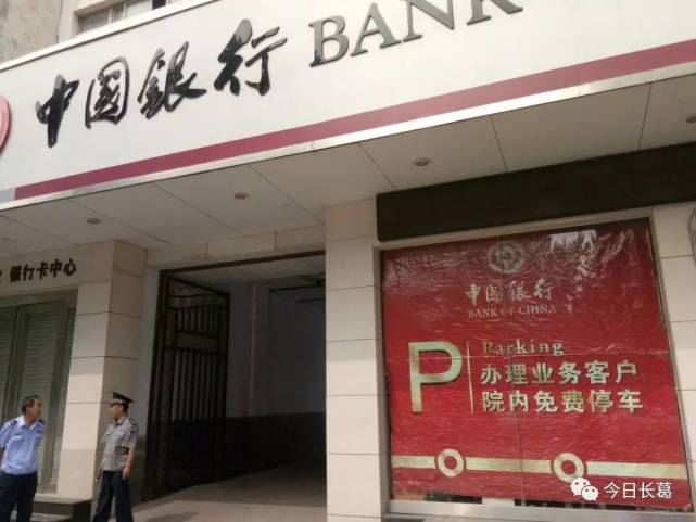 长葛老太路边乱收停车费 称占我的地就得收你