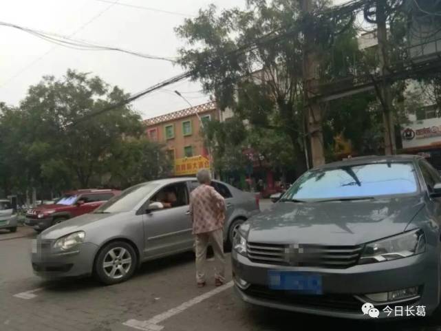 长葛老太路边乱收停车费 称占我的地就得收你