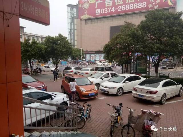 长葛老太路边乱收停车费 称占我的地就得收你