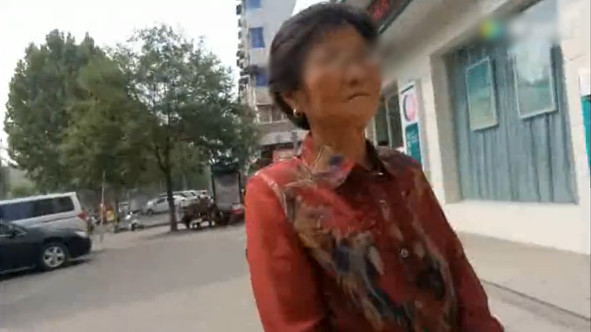 长葛老太路边乱收停车费 称占我的地就得收你
