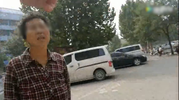 长葛老太路边乱收停车费 称占我的地就得收你