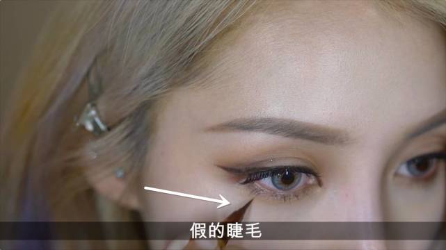 baby不仅唇膏涂一半，睫毛还喜欢往歪了贴