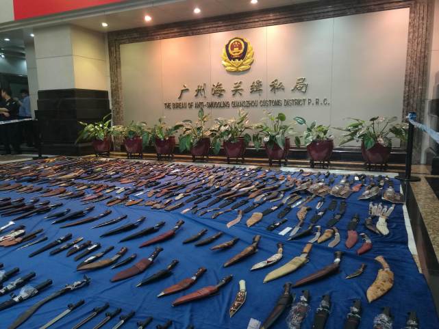 广州海关集中销毁839件管制刀具