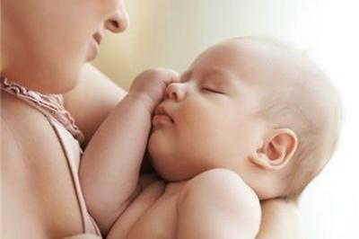 为什么宝宝抱着能睡,一放下就醒?宝妈到底该咋