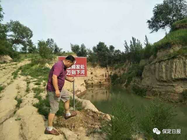 真暖心!雄安新区70名志愿者筑起水边安全警示