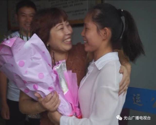 信阳一女子路边中暑突晕倒 好心人毫不犹豫忙施救
