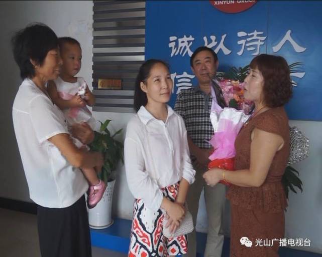信阳一女子路边中暑突晕倒 好心人毫不犹豫忙施救