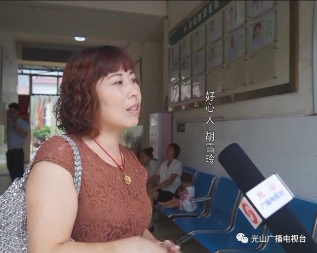 信阳一女子路边中暑突晕倒 好心人毫不犹豫忙施救
