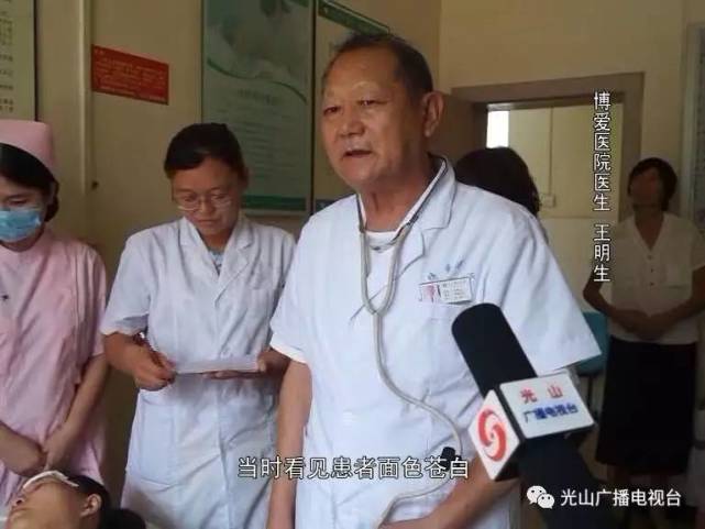 信阳一女子路边中暑突晕倒 好心人毫不犹豫忙施救