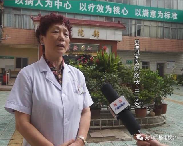 信阳一女子路边中暑突晕倒 好心人毫不犹豫忙施救