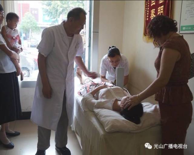信阳一女子路边中暑突晕倒 好心人毫不犹豫忙施救