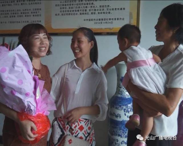 信阳一女子路边中暑突晕倒 好心人毫不犹豫忙施救