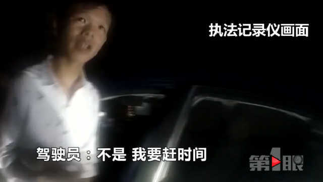 重庆男子深夜被锁车外 还要自砸车窗