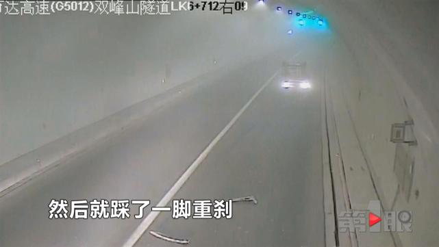 女司机赤脚开车 在隧道内翻成四脚朝天