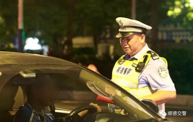 顺德女子20分钟没把车开出车位 老公出手被警